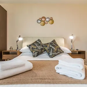 https://raleigh-penthouse-luxury-apartment-with-balcony-and-parking.hotelsin-nottingham.com